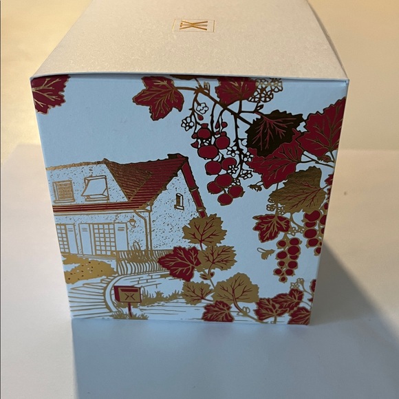 Maison Francis Kurkdjian white and burgundy scented candle with gold lid - Picture 11 of 11